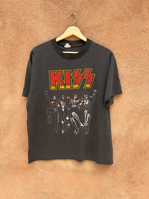 Kiss Tee