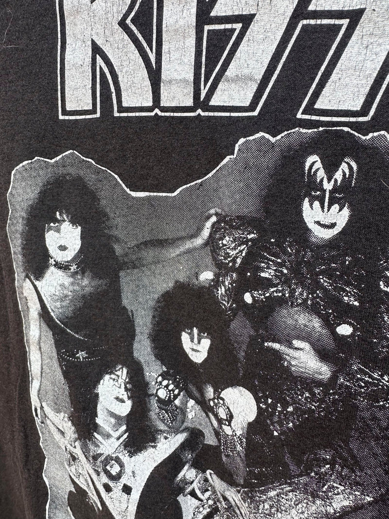 Kiss Tee