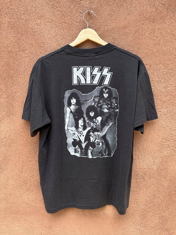 Kiss Tee