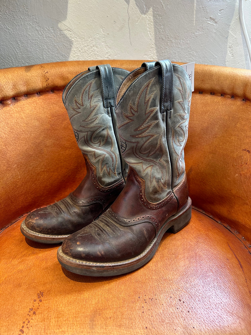 Two Tone Ariat - 8D - As is (needs sole)