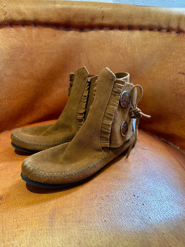 Minnetonka Moccasin Boots with Rubber Sole 7.5